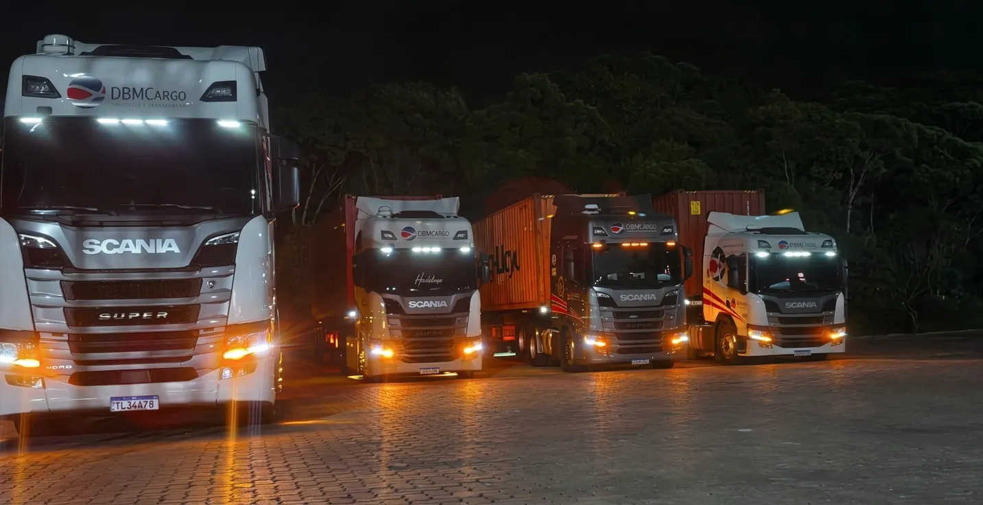 Frota de caminhões Scania da DBM Cargo em operação noturna