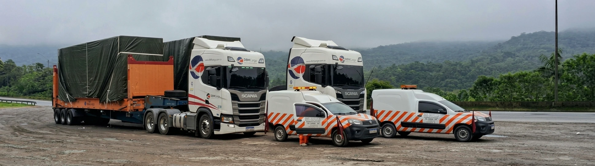 Caminhões Scania da DBM Cargo com carga excedente e veículos de escolta