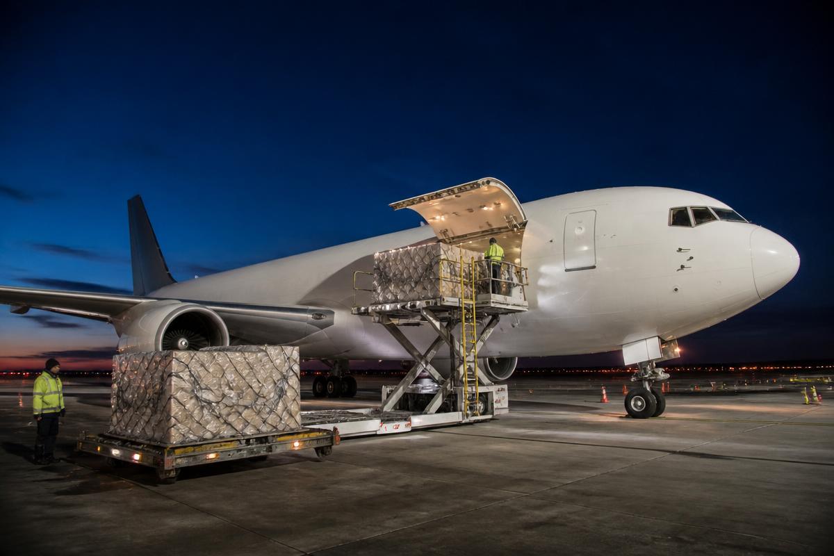 Aeronave cargueira durante operação de carregamento no aeroporto